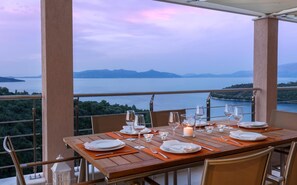 Outdoor dining - Stylish Contemporary House with Sea Views near Spartachori and Beach (Spartochori)
