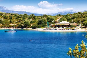 Playa en los alrededores y camastros 