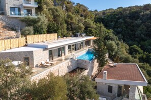 Exterior - Spacious Modern Villa with Sea Views and Roof Terrace near Spilia Beach (Spartochori)