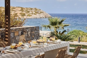 Outdoor dining - Stunning, Contemporary Waterfront Villa with Heated Infinity Pool & Breakfast (Sitia)