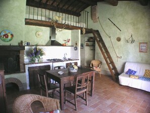 Televisión y chimenea 