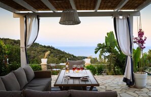 Outdoor dining - Charming Villa with Stunning Sea Views, Mature Gardens & Private Infinity Pool (Paxos)