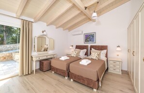 house - Villa Strati - Spacious Villa with Wonderful Sea Views near Gaios and Beach (Paxos)