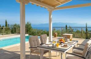 Outdoor dining - Villa Strati - Spacious Villa with Wonderful Sea Views near Gaios and Beach (Paxos)