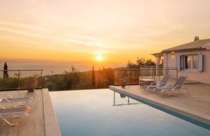 Pool - Villa Strati - Spacious Villa with Wonderful Sea Views near Gaios and Beach (Paxos)