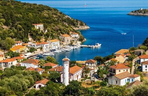 Marina - Light and Airy House with Beautiful Vathy Views near Shops and Restaurants (Ithaca)