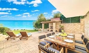 Outdoor dining - Spacious Seaside Villa with Pool, Garden and Direct Sea Access (Zakynthos)