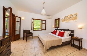1 bedroom, in-room safe, iron/ironing board - 1 Bedroom Villa with Kefalonia Views and Beach Path near Stavros (Ithaca)