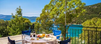 1 Bedroom Villa with Kefalonia Views and Beach Path near Stavros