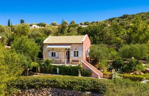 Exterior - Romantic Cottage with Private Pool and Garden near Vathy and Dexa Beach (Ithaca)