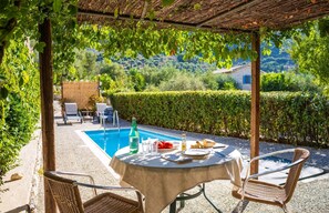 Outdoor dining - Romantic Cottage with Private Pool and Garden near Vathy and Dexa Beach (Ithaca)