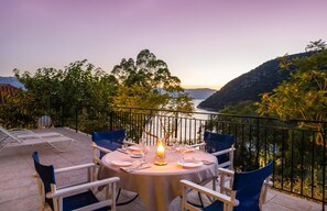 Outdoor dining - 2 Bedroom Villa with Kefalonia Views and Beach Path near Stavros (Ithaca)