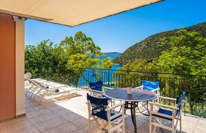 Outdoor dining - 2 Bedroom Villa with Kefalonia Views and Beach Path near Stavros (Ithaca)