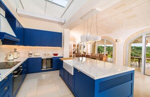 Fridge, oven, dishwasher, electric kettle - Stunning Valle d'Itria Retreat with Heated Pool, Outdoor Kitchen and Trullo Annexe (Brindisi)
