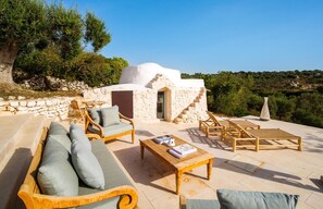 Terrace/patio - Stunning Valle d'Itria Retreat with Heated Pool, Outdoor Kitchen and Trullo Annexe (Brindisi)