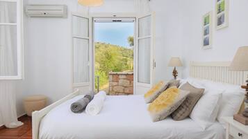2 bedrooms, in-room safe, iron/ironing board