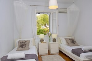 2 chambres, coffres-forts dans les chambres, fer et planche à repasser