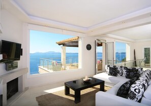 TV - Contemporary Villa with Sea Views & Glorious Master Suite near Kaminaki (Corfu)