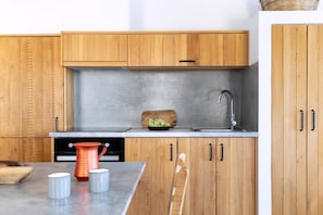 Jääkaappi, uuni, astianpesukone, ruokailupöytä