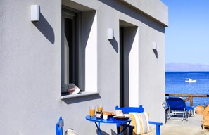 Outdoor dining - Romantic Waterfront Studio with Uninterrupted Sea Views in Mochlos (Sitia)