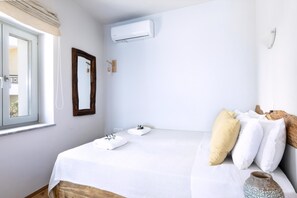 1 bedroom, in-room safe, iron/ironing board - Romantic Waterfront Studio with Uninterrupted Sea Views in Mochlos (Sitia)