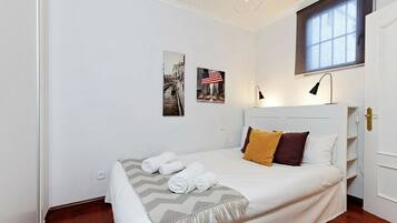1 slaapkamer, een strijkplank/strijkijzer, gratis wifi, beddengoed