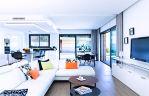 TV - Elegant Villa with Sea Views and Easy Access to Beach and Shops (Viggianello)