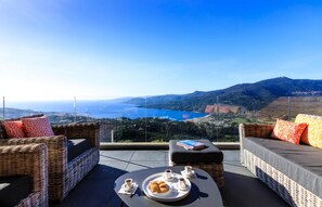 Outdoor dining - Elegant Villa with Sea Views and Easy Access to Beach and Shops (Viggianello)