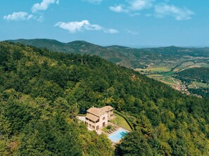 Exterior - Spacious Villa with Private Pool, Stunning Views, and Watersports (Perugia)