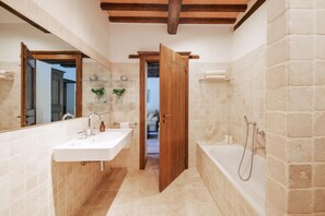 Hair dryer, towels, soap, shampoo - Spacious Villa with Private Pool, Stunning Views, and Watersports (Perugia)