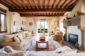 Living area - Spacious Villa with Private Pool, Stunning Views, and Watersports (Perugia)