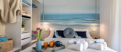 Iron/ironing board, Internet, bed sheets