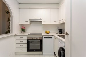 Private kitchen - En pleno corazón de Madrid, en la emblemática calle Maudes y a escasos pasos de Cuatro Caminos, se encuentra este elegante apartamento de 77 m² diseñado para ofrecer confort y estilo a quienes buscan una estancia prolongada en la ciudad. (MADRID)