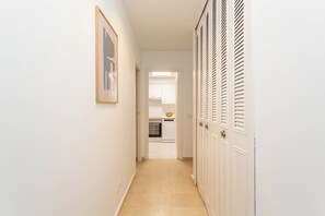 Interior - En pleno corazón de Madrid, en la emblemática calle Maudes y a escasos pasos de Cuatro Caminos, se encuentra este elegante apartamento de 77 m² diseñado para ofrecer confort y estilo a quienes buscan una estancia prolongada en la ciudad. (MADRID)