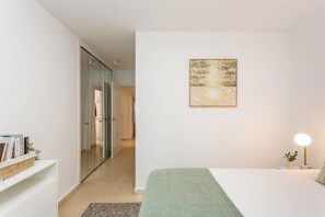 Room - En pleno corazón de Madrid, en la emblemática calle Maudes y a escasos pasos de Cuatro Caminos, se encuentra este elegante apartamento de 77 m² diseñado para ofrecer confort y estilo a quienes buscan una estancia prolongada en la ciudad. (MADRID)