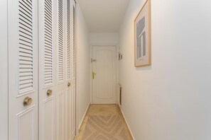 Interior - En pleno corazón de Madrid, en la emblemática calle Maudes y a escasos pasos de Cuatro Caminos, se encuentra este elegante apartamento de 77 m² diseñado para ofrecer confort y estilo a quienes buscan una estancia prolongada en la ciudad. (MADRID)
