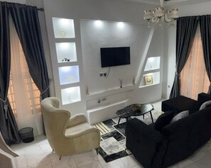 Smart TV - 3 Bedroom En-Suite, Wi-Fi, Secured, 24/7 Power (Lekki)