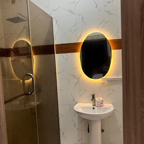 Shower, towels, soap - 3 Bedroom En-Suite, Wi-Fi, Secured, 24/7 Power (Lekki)