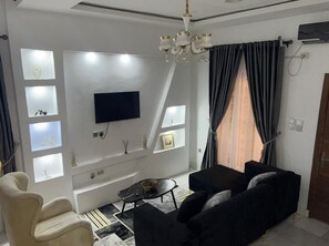 Smart TV - 3 Bedroom En-Suite, Wi-Fi, Secured, 24/7 Power (Lekki)