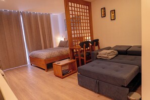 1 slaapkamer, een strijkplank/strijkijzer, gratis wifi, beddengoed