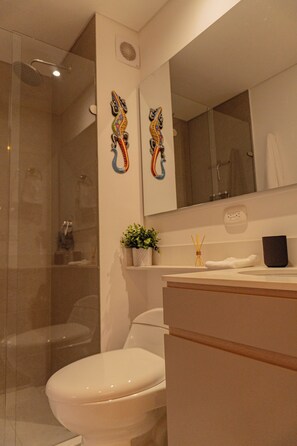 Hair dryer, towels, soap, toilet paper - Brand New Studio Apartment near Corferias, US Embassy, Airport. (Bogotá)