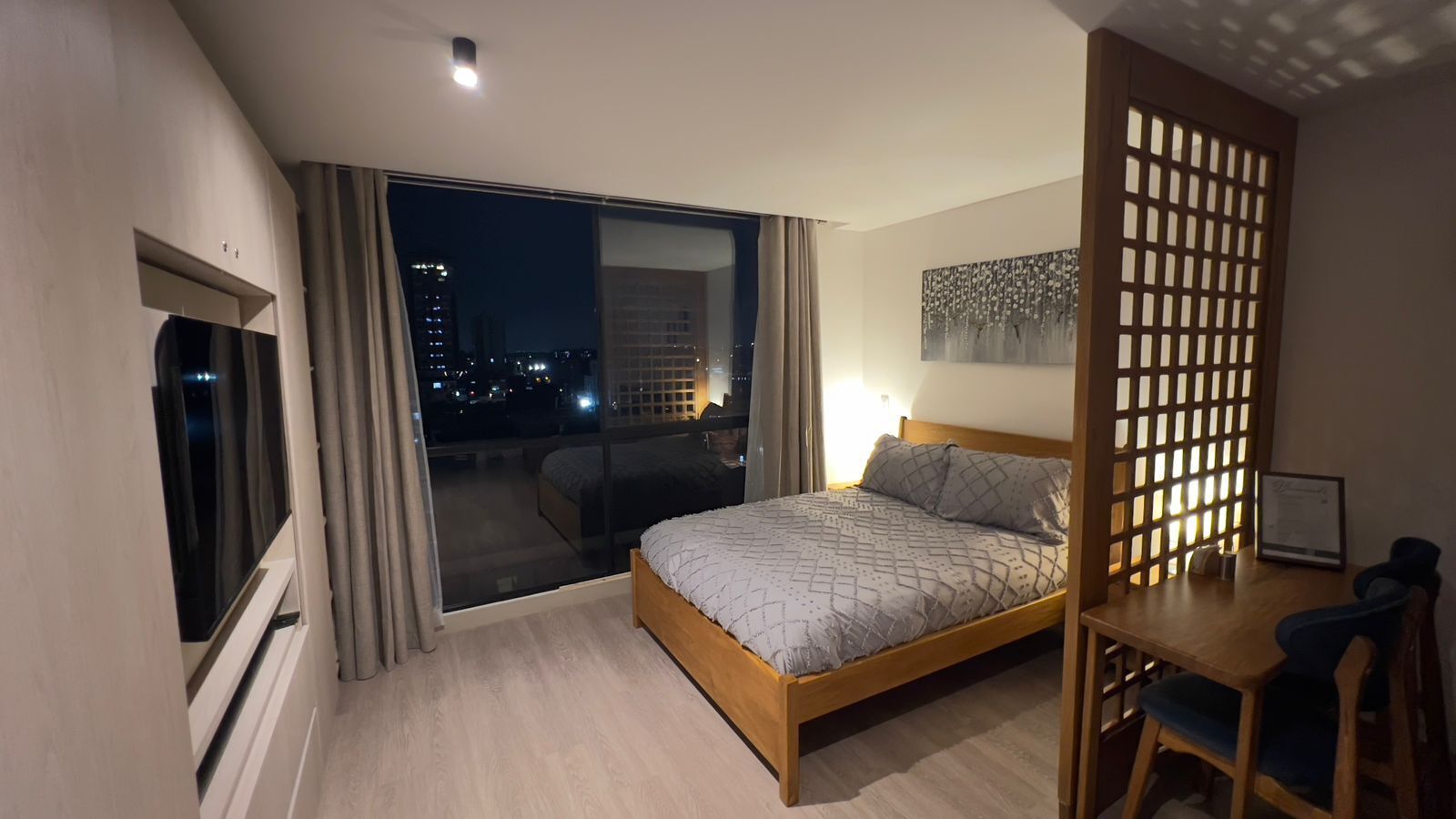 Tabla de planchar con plancha, acceso a internet y ropa de cama 