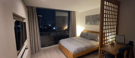 Tabla de planchar con plancha, acceso a internet y ropa de cama