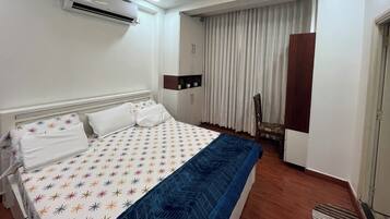 Een strijkplank/strijkijzer, wifi, beddengoed