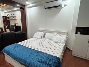 Iron/ironing board, WiFi, bed sheets