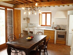 Fridge, oven, cookware/dishes/utensils - Anwesen "Casa delle Aque" mit Gemeinschaftspool by Interhome (Montecatini Val di Cecina)