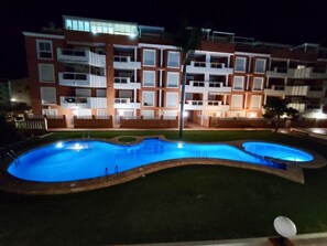 A multi-story hotel with a swimming pool. - Aroma de Mar - Terrace, pool & comfort in Dénia (Dénia)
