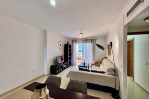 Smart TV, books - Aroma de Mar - Terrace, pool & comfort in Dénia (Dénia)