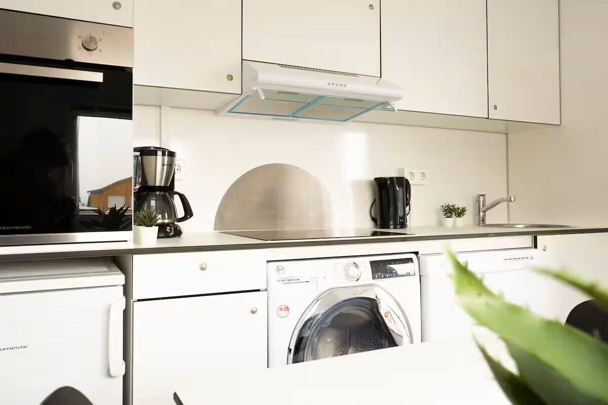 Coffee/tea maker, fridge, oven, dishwasher