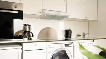 Stort kylskåp, ugn, diskmaskin och grytor/köksredskap